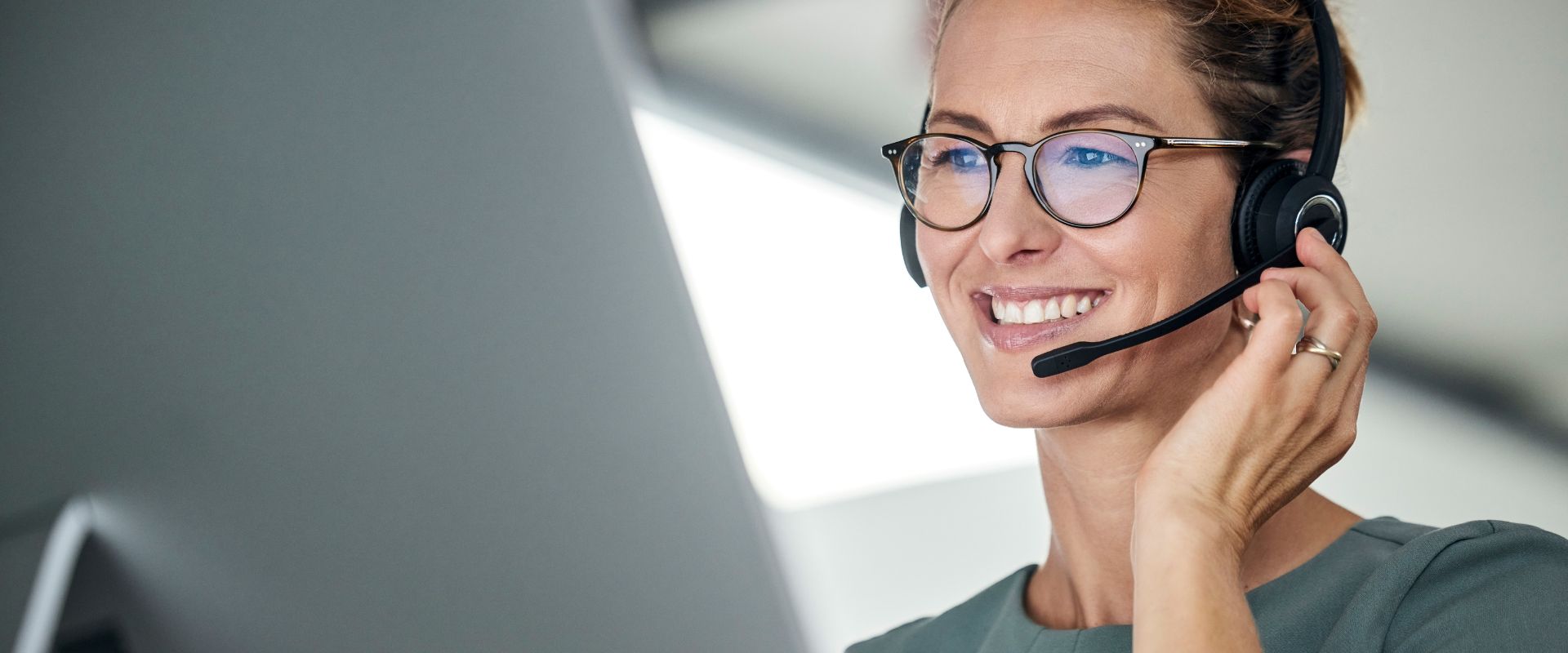 Kundenberaterin mit Headset im Servicebüro