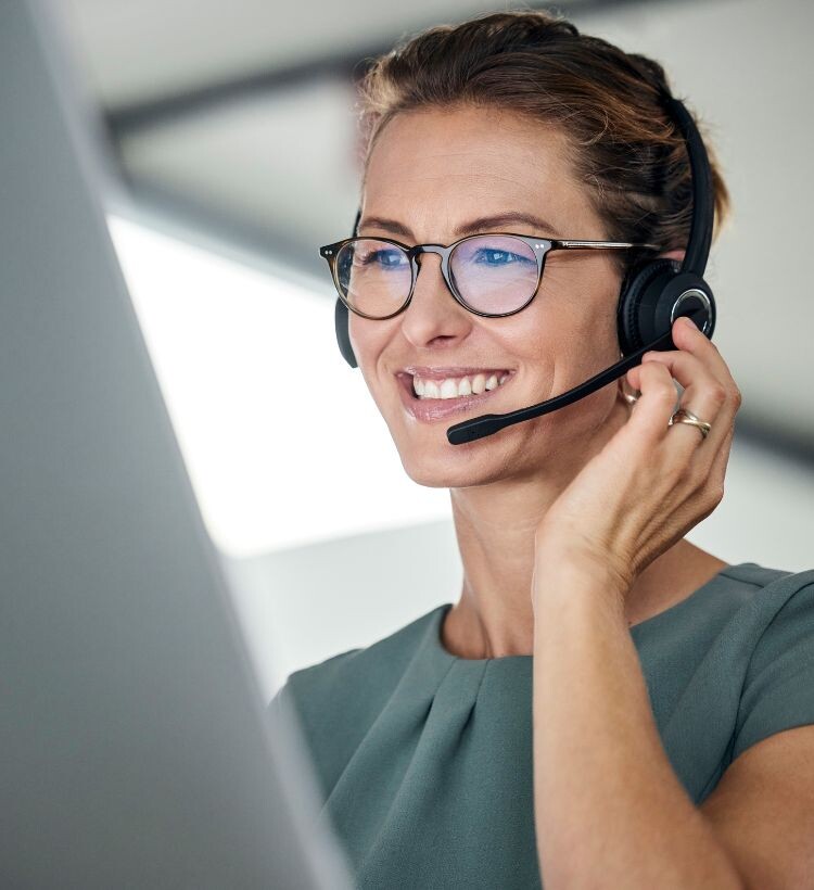 Kundenberaterin mit Headset im Kundenservicebüro